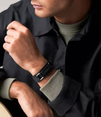Machine Robust armbånd i rustfrit stål og sort polstret læderrem