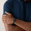 Robust armbånd i rustfrit stål og sort læderrem