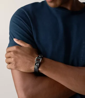 Robust armbånd i rustfrit stål og sort læderrem