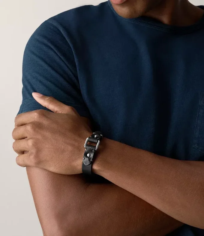 Robust armbånd i rustfrit stål og sort læderrem
